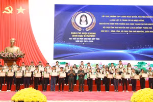 Ban tổ chức tuyên dương các em học sinh có thành tích tiêu biểu, xuất sắc tại hội nghị. Ảnh: K.Anh.