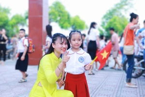 Cô giáo Vân Anh - giáo viên Trường Tiểu học Yên Nghĩa (Hà Đông, Hà Nội) tận tình chào đón học sinh vào lớp 1 năm học 2024-2025. Ảnh: Đình Tuệ.