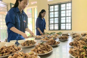 Những món ăn ngon, bổ dưỡng được các tình nguyện viên chuẩn bị chu đáo để hỗ trợ thí sinh trong suốt kỳ thi. Ảnh: NVCC.
