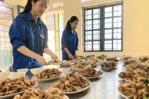 Những món ăn ngon, bổ dưỡng được các tình nguyện viên chuẩn bị chu đáo để hỗ trợ thí sinh trong suốt kỳ thi. Ảnh: NVCC.