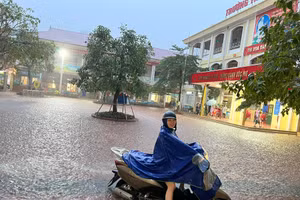 Mưa lớn kéo dài trong cả ngày 30/9 gây ngập sâu ở nhiều địa điểm trong thành phố Hà Nội. 