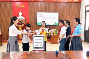 Học sinh bỏ vào hòm thư "Điều em muốn nói" những tâm sự cá nhân của mình. 