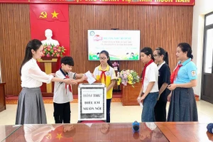 Học sinh bỏ vào hòm thư "Điều em muốn nói" những tâm sự cá nhân của mình. 