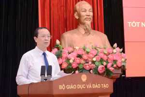 Thứ trưởng Thường trực Bộ GD&ĐT Phạm Ngọc Thưởng phát biểu tại hội nghị.