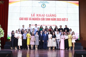 Ban lãnh đạo Học viện Tài chính chụp ảnh cùng các nghiên cứu sinh năm 2025 đợt 2.