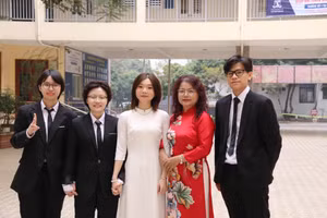 Vũ Mạnh Doanh (bìa phải) cùng cô giáo chủ nhiệm Hoài Hương và các bạn. Ảnh: NTCC.