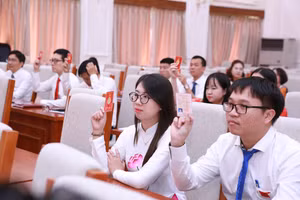 Các đại biểu giơ biểu quyết bằng Thẻ Đảng viên về nghị quyết của Đại hội.