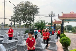 Các em học sinh xã Hải Xuân (Ninh Bình) tham gia dọn dẹp vệ sinh tại các nghĩa trang liệt sĩ trên địa bàn xã trong dịp ngày 27/7.