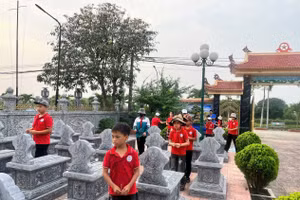 Các em học sinh xã Hải Xuân (Ninh Bình) tham gia dọn dẹp vệ sinh tại các nghĩa trang liệt sĩ trên địa bàn xã trong dịp ngày 27/7. 