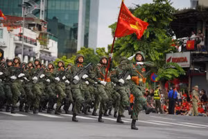 Từng bước đi đều thẳng tắp của các chiến sĩ Quân đội nhân dân Việt Nam chào Nhân dân trên các con phố Hà Nội mà đoàn đi qua. (Ảnh: Xuân Phú)