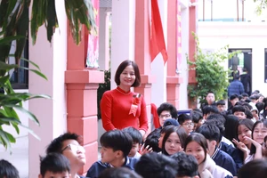 Cô trò Trường THCS Giáp Bát - phường Tương Mai trong lễ kỷ niệm 50 năm thành lập trường sáng 20/11. 