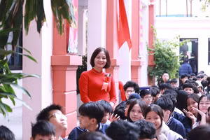 Cô trò Trường THCS Giáp Bát - phường Tương Mai trong lễ kỷ niệm 50 năm thành lập trường sáng 20/11. 