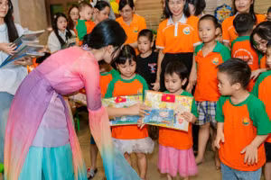 Những món quà nhỏ xinh, ý nghĩa được gửi tặng tới các em nhỏ tại chương trình. 