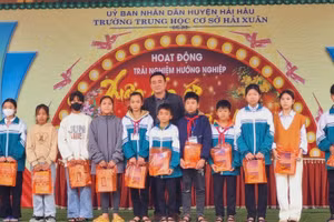 Những suất quà tình nghĩa được các nhà hảo tâm gửi tới học sinh khó khăn góp phần động viên tinh thần các em đón xuân an vui bên gia đình.