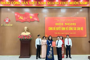 Giám đốc Sở GD&ĐT Ninh Bình Nguyễn Tiến Dũng trao quyết định bổ nhiệm Trưởng Phòng Giáo dục Tiểu học cho bà Nguyễn Thúy Hường.