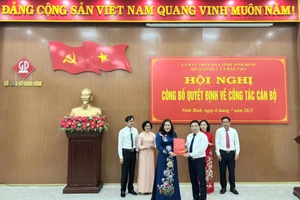 Giám đốc Sở GD&ĐT Ninh Bình Nguyễn Tiến Dũng trao quyết định bổ nhiệm Trưởng Phòng Giáo dục Tiểu học cho bà Nguyễn Thúy Hường.