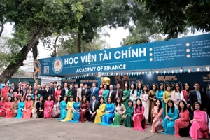 Các cán bộ, giảng viên Học viện Tài chính tham gia Ngày hội tư vấn tuyển sinh tại Hà Nội năm 2025. 