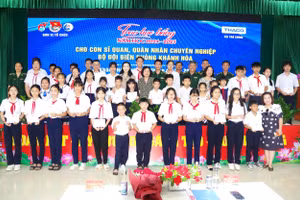 Các em học sinh tiêu biểu là con em quân nhân Bộ đội Biên phòng tỉnh Khánh Hòa được nhận học bổng. 