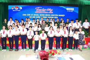 Các em học sinh tiêu biểu là con em quân nhân Bộ đội Biên phòng tỉnh Khánh Hòa được nhận học bổng.