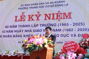 Thầy Trần Đăng Lực - Hiệu trưởng Trường THCS Đông La chia sẻ tại buổi lễ. 