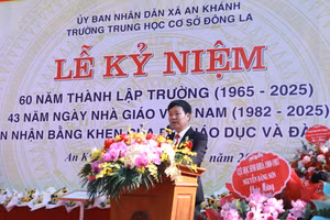 Thầy Trần Đăng Lực - Hiệu trưởng Trường THCS Đông La chia sẻ tại buổi lễ. 