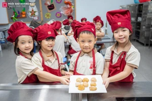 Học sinh Trường Ngôi Sao Hà Nội trải nghiệm làm bánh Trung thu chiều 3/10. 