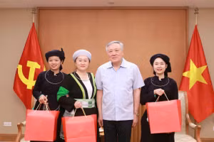 Phó Thủ tướng Thường trực Nguyễn Hòa Bình gặp và tặng quà động viên 3 nhà giáo nhân dịp 20/11. 