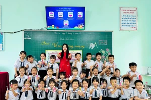 Cô trò cùng lan tỏa thông điệp cùng nhau giữ gìn vệ sinh học đường. 