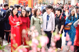 Thầy trò Trường THCS Hoàng Liệt (phường Hoàng Liệt, Hà Nội) tham gia Hội chợ Xuân 2026.