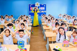 Cô trò lớp 1 tại Trường Tiểu học Đại Mỗ 3, phường Tây Mỗ, Hà Nội chào năm học mới 2025-2026. 