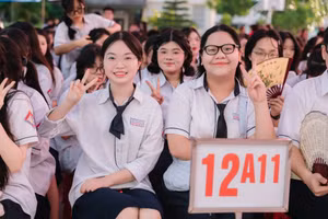 Các em học sinh lớp 12A11, Trường THPT A Trần Hưng Đạo, phường Nam Định, tỉnh Ninh Bình. 