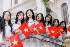 Học sinh Trường THPT Chuyên Lê Hồng Phong - TP Nam Định, tỉnh Nam Định hân hoan chào đón 50 năm đất nước thống nhất. 