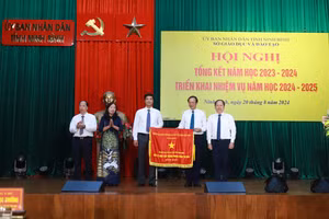 Thứ trưởng Bộ GD&ĐT Phạm Ngọc Thưởng (thứ 2 từ phải sang) trao Cờ thi đua của Chính phủ cho đại diện Sở GD&ĐT Ninh Bình. 