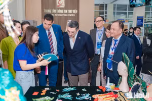 Các đại biểu tham quan gian trưng bày sản phẩm tại Ngày hội Đổi mới sáng tạo năm 2025 của Trường ĐH Công nghiệp Hà Nội. 