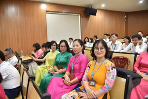 Các đại biểu tham dự lễ khai giảng năm học mới 2025-2026 tại Hội trường 700, Học viện Tài chính. 