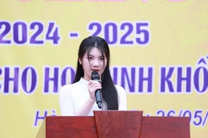 Em Lê Tú Linh - học sinh lớp 12A3, Trường THPT Lê Lợi phát biểu cảm nghĩ tại buổi lễ bế giảng. 