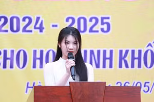 Em Lê Tú Linh - học sinh lớp 12A3, Trường THPT Lê Lợi phát biểu cảm nghĩ tại buổi lễ bế giảng. 