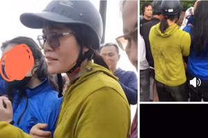 Cô Nguyễn Thị Mai (đội mũ bảo hiểm) dìu nữ sinh nhảy cầu lên bờ. Ảnh: Người dân cung cấp.