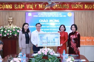 Đại diện hai ngành Giáo dục TPHCM và Hà Nội chụp ảnh lưu niệm tại buổi gặp mặt. Ảnh: Đình Tuệ.