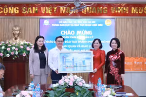 Đại diện hai ngành Giáo dục TPHCM và Hà Nội chụp ảnh lưu niệm tại buổi gặp mặt. Ảnh: Đình Tuệ.