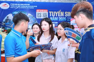 Nhiều học sinh lớp 9 và 12 tham dự ngày hội để tìm hiểu các thông tin tuyển sinh, tuyển dụng. 