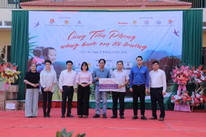 Lãnh đạo Báo Tiền phong và các nhà hảo tâm tặng quà cho các em học sinh khó khăn do thiên tai tại Trường PTDT bán trú Tiểu học Cốc Lầu.