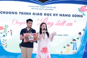 Học sinh lên giao lưu cùng diễn giả của chương trình.