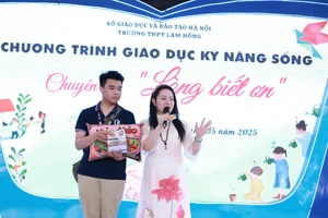 Học sinh lên giao lưu cùng diễn giả của chương trình.