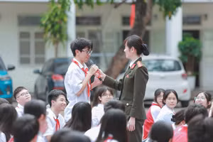 Học sinh Trường THCS Sài Đồng trả lời câu hỏi của cán bộ Công an về phòng tránh thuốc lá điện tử.