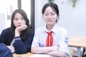 Học sinh lớp 9A1, Trường THCS Tô Vĩnh Diện trong giờ học trên lớp. 