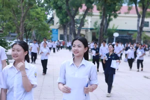 Thí sinh tại điểm thi Trường THPT Hoài Đức B, Hà Nội. Ảnh: Đình Tuệ.