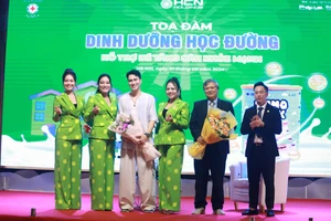 NSƯT Việt Anh và PGS.TS. BS Trần Đình Toán là hai đại biểu tham gia tọa đàm về chủ đề Dinh dưỡng học đường.