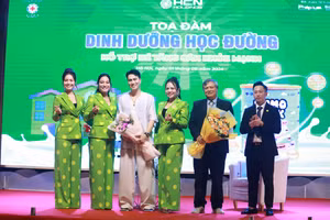 NSƯT Việt Anh và PGS.TS. BS Trần Đình Toán là hai đại biểu tham gia tọa đàm về chủ đề Dinh dưỡng học đường.