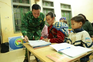 Các học viên lớp xóa mù chữ ở bản Nong Phụ tích cực đi học mỗi tối.